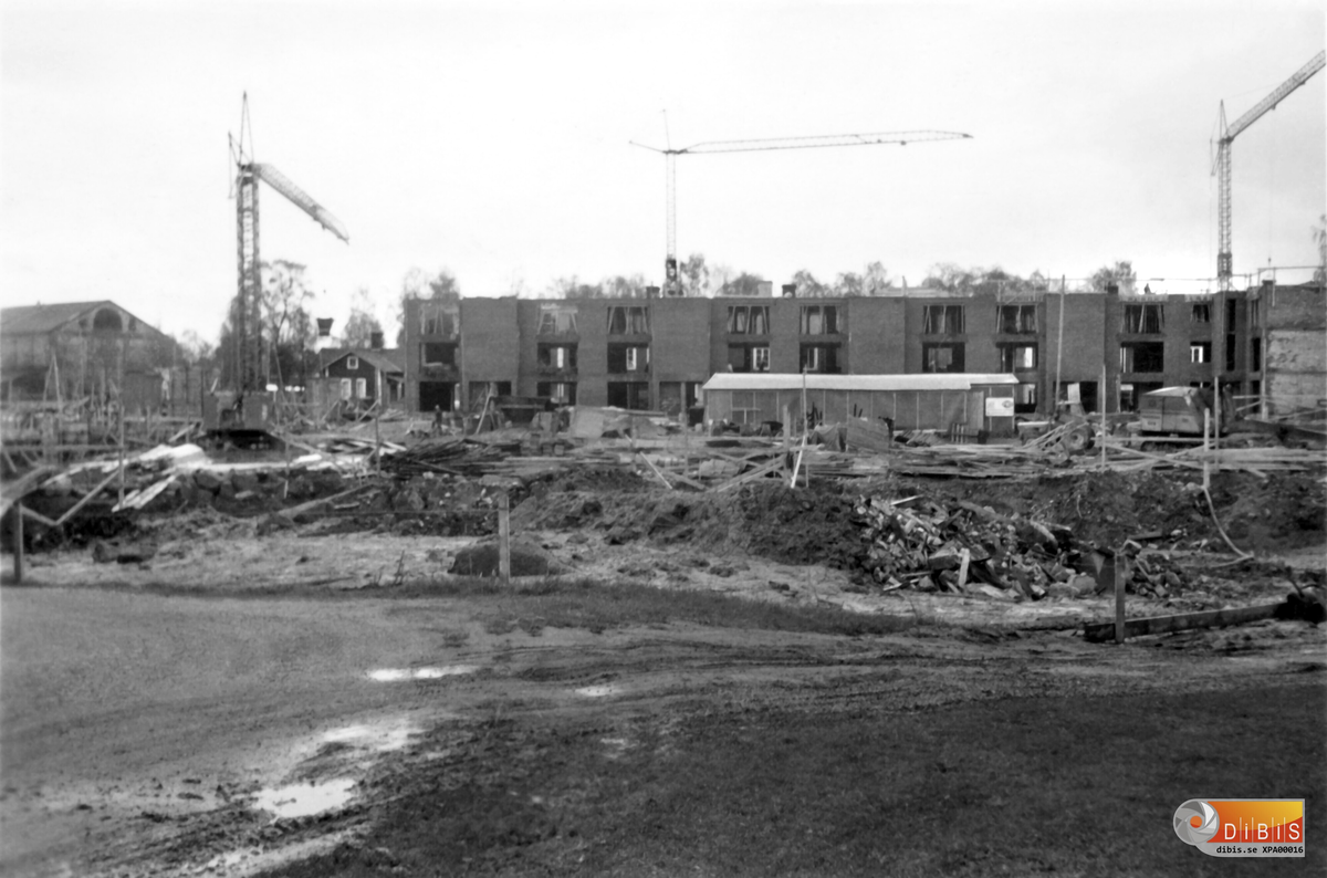 23-5 1966
Ljusne Turbin. Första huset är redan uppmurat i sina tre våningar. (Fyrkanten).
