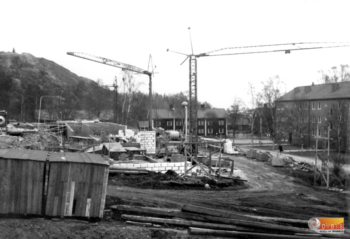 2-12 1967
Mosebacke Ljusne. Murning av första bostadshuset pågår. (Svarvarvägen).