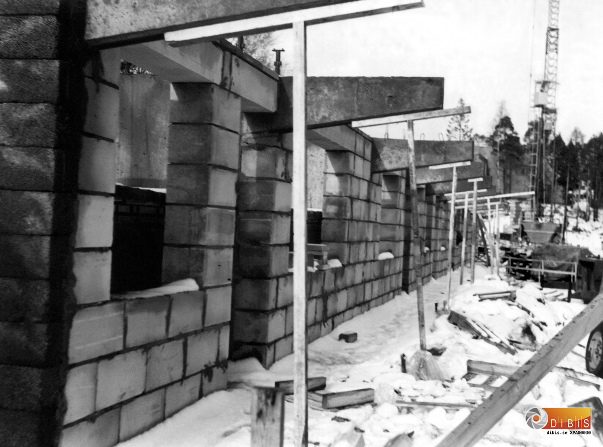14-2 1973
Övre Nygatan Ljusne.
Här växer ny moderna bostäder upp. Första våningsplanet, den s k suterrängvåningen,
gjuten och murad.