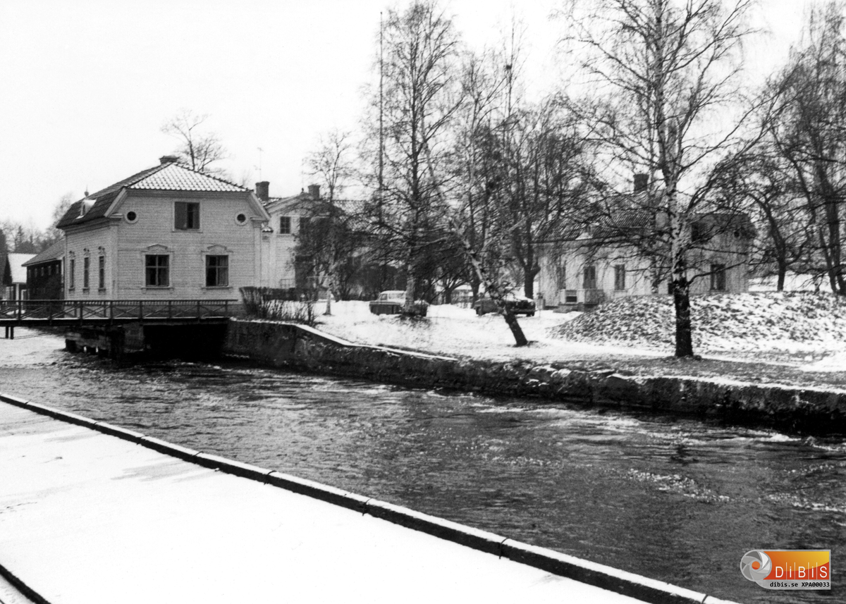 19-2 1971
Gamla posten på Villagatan (nuvarande Industrivägen) vid hängbron. Här på denna kulle låg Ljusne Bruksmäss. Den brann ned till grunden. Jag minns detta mycket väl. Året var 1923 eller möjligen 1924. Sodom och Gomorra kallades de två kåkarna. Den i mitten är postens
gamla lokaler.