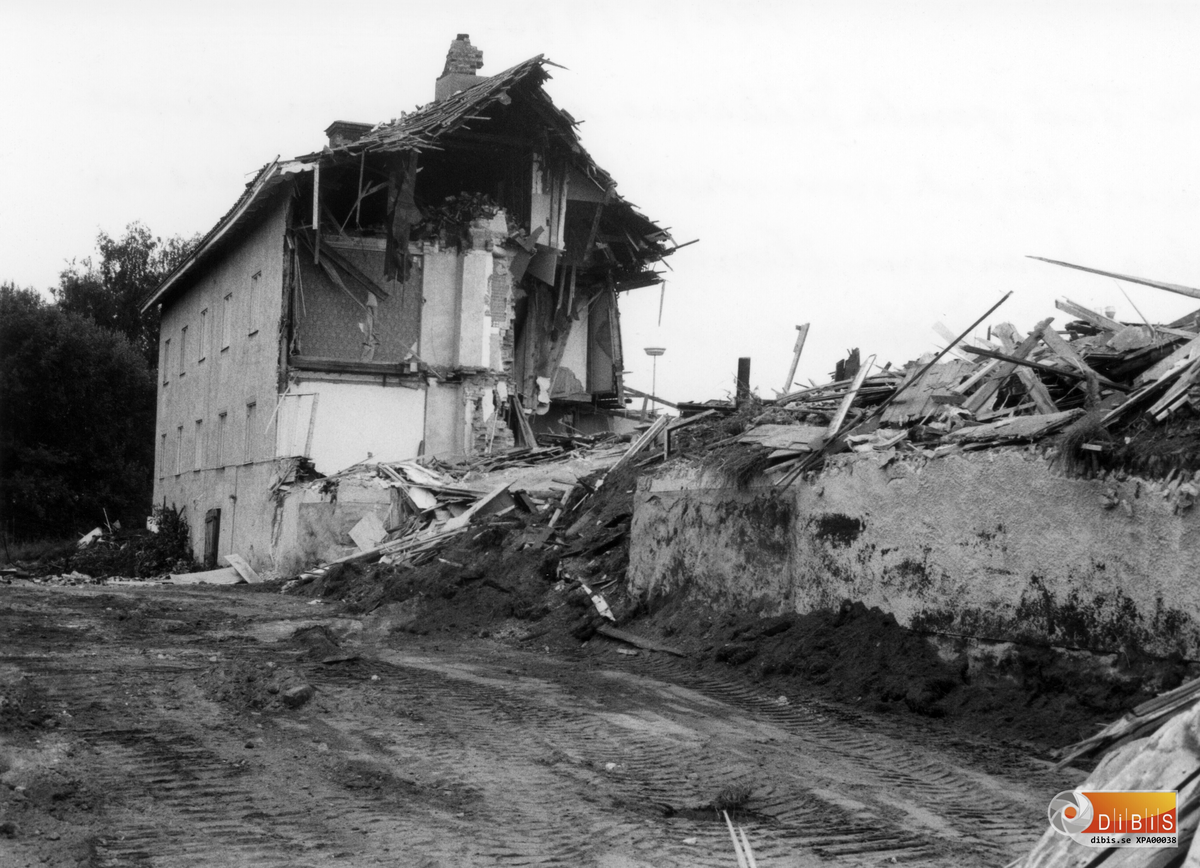 14-8 1980
Här rivs de två gamla kåkarna i kolningen Ljusne
De här kåkarna var över 100 år gamla. Antagligen minner de om många olika människoöden, mänskliga tankar, drömmar  och
förhoppningar. Men kanske tänkte de inte så mycket på framtiden. Förresten, vilka av den tidens människor kunde ha några långtgående planer för sig och sina barn. Arbete som gav dem bröd, om än magert, tak över huvudet  och
en säng att vila ut i.