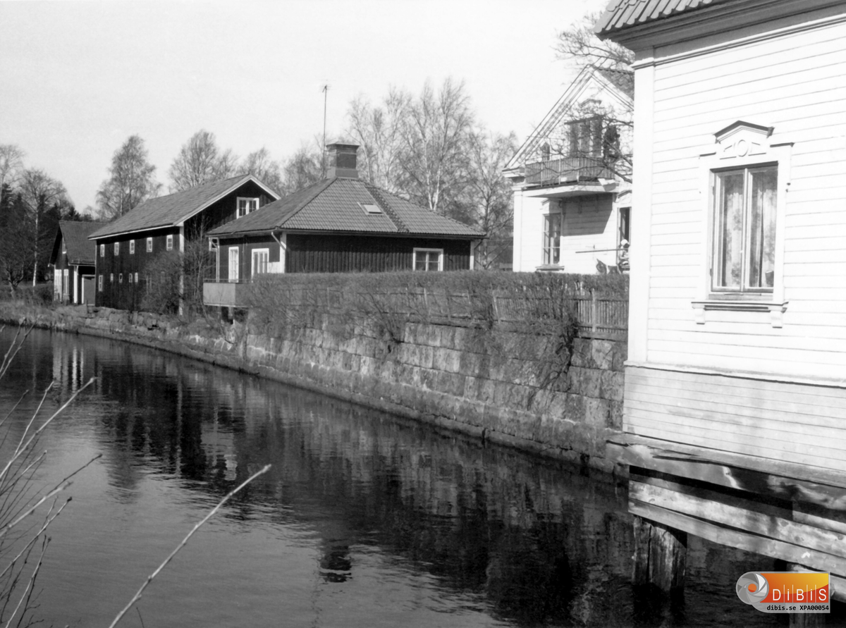 8-5 1976
Kanalen för Norra Kraftstationen skall fyllas igen för den blivande jord- och stendammen för Ljusnefors. Kraftverksbygge.