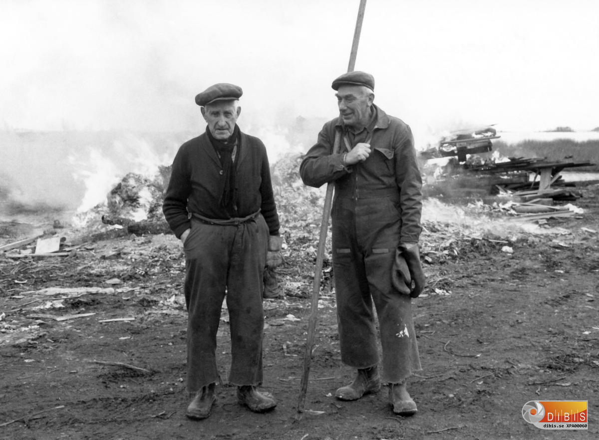 24-10 1974
Ljusne Söder Bränntippen.
Från vänster: Johan Nordahl Bäckänge (här 91 år).
Evert Stålberg Myrbacka