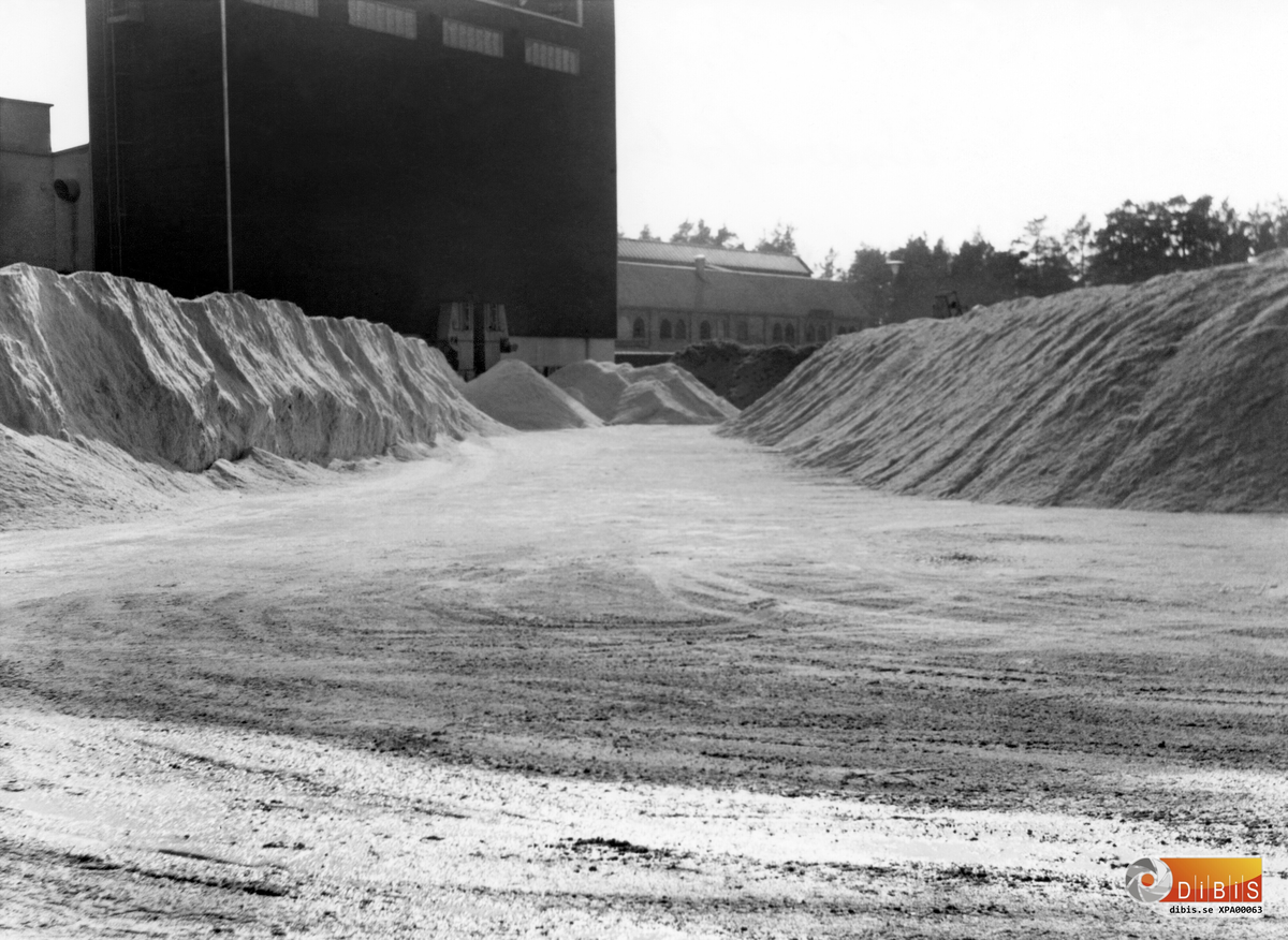 15-4 1972
Ljusne Wallboardfabrik. Spånsilo och sågspånsupplag.