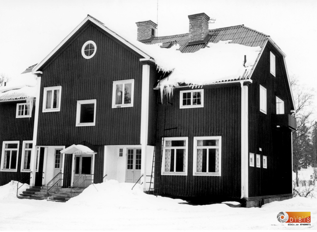 Ljusne Bruks nya Folkskola på Söder i Ljusne byggdes 1920 och ligger granne med gamla skolan.
Båda skolbyggnaderna finns kvar men är nu bostäder och privatägda.