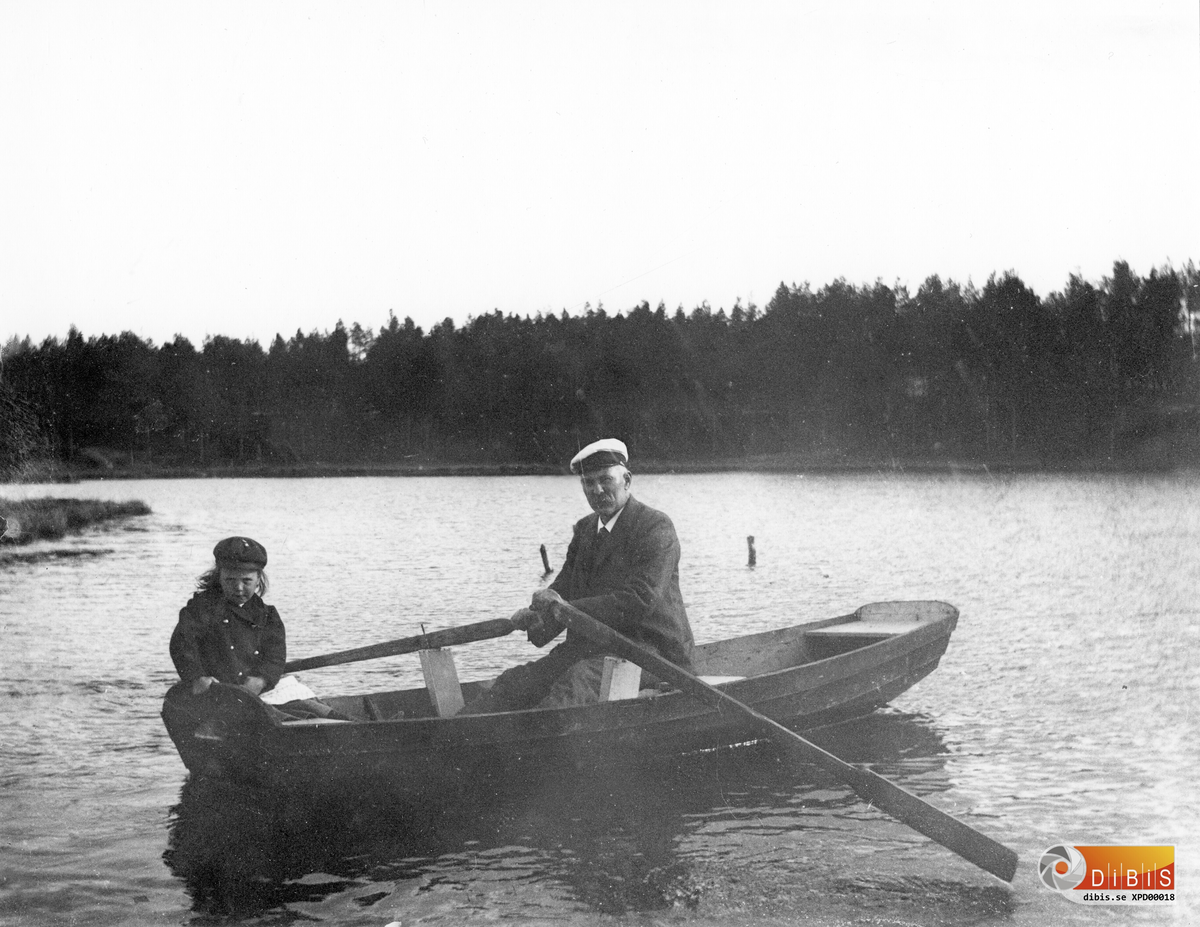 Per Lind med flicka i en eka på Föltjärn i Östra Höle (se även bild XPD 00017)