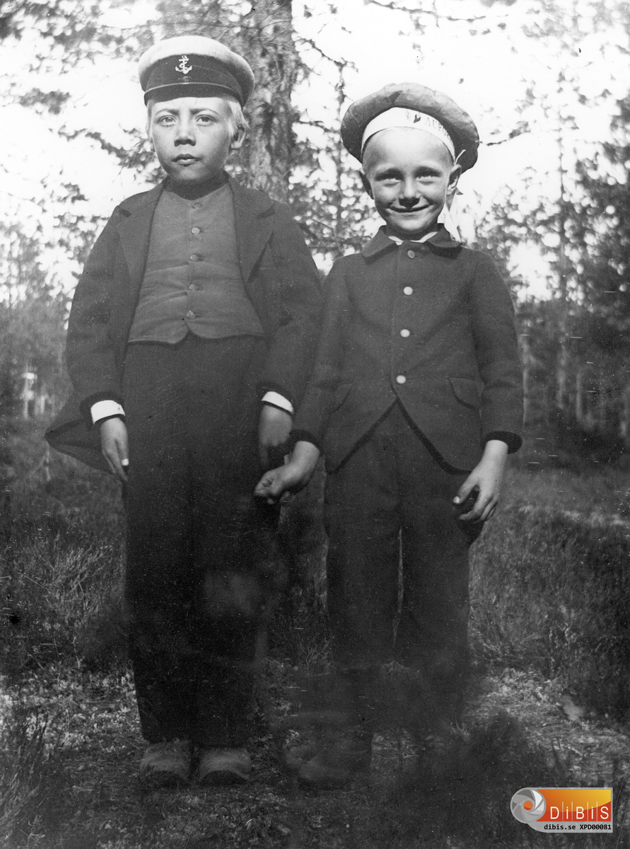 Fotografens barn, Herman Lind till höger, tillsammans med Per Olov Larsson från Högkvists, på andra sidan Föltjärn.