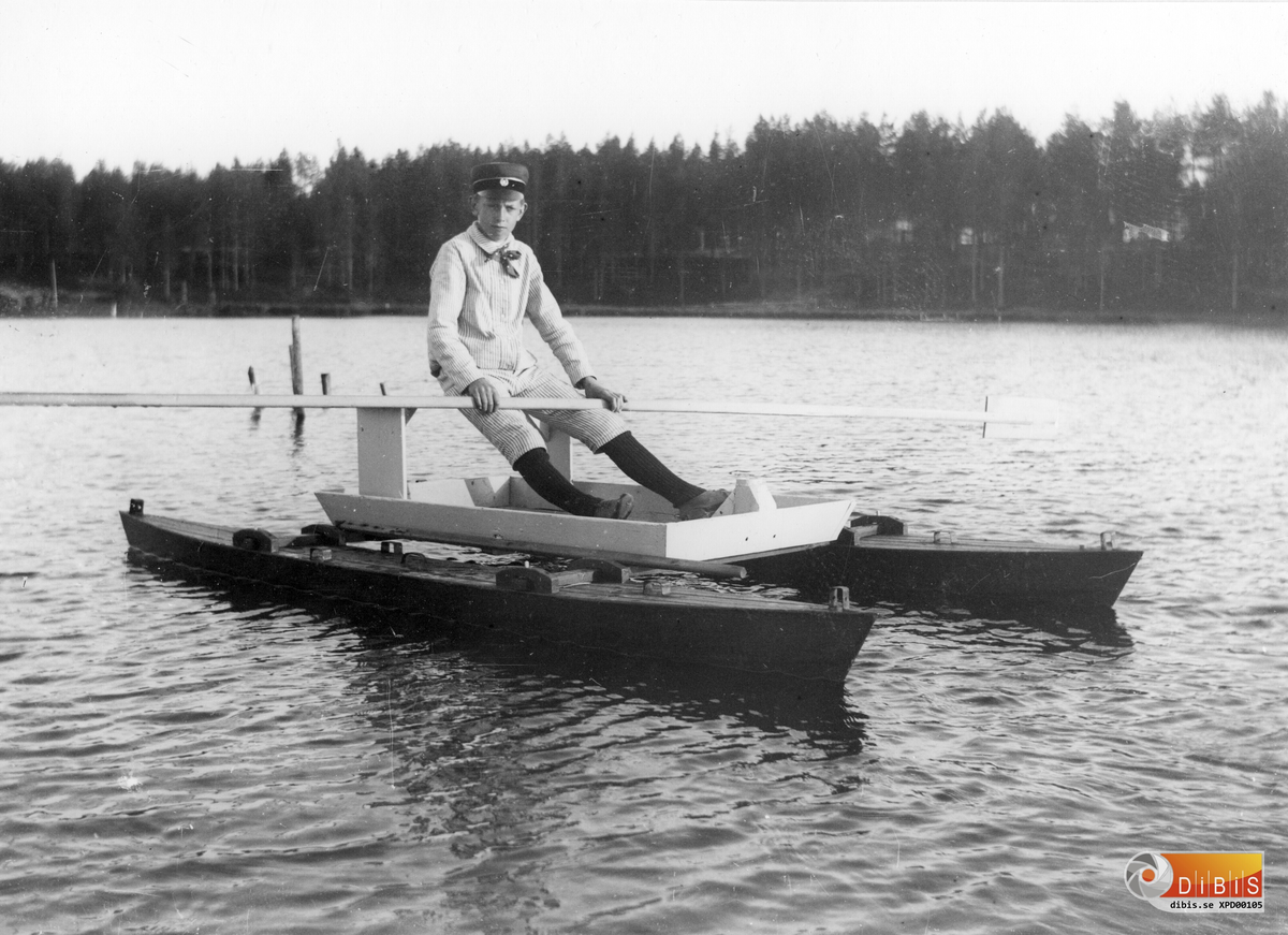 Pojke i kanoten på Föltjärn.