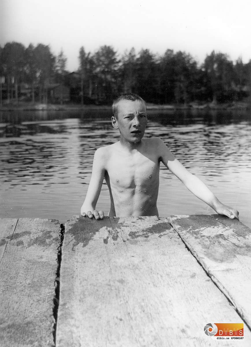 Herman Lind vid bryggan i Föltjärn. Juni 1909.
(Se även XPD 00106, XPD 00108 och XPD 00174).