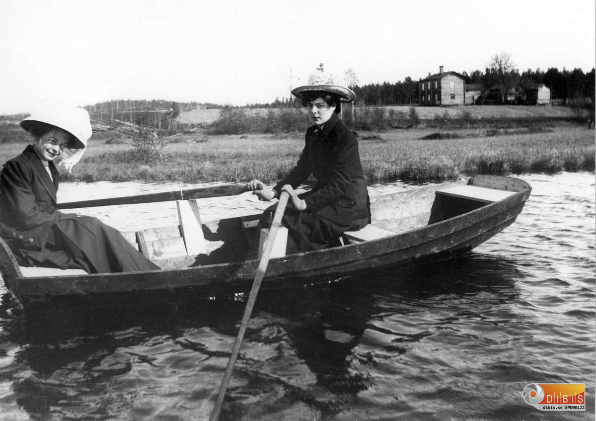 Märta Lind och Maria Lind i ekan på Föltjärn.
Österstuga till höger i bakgrunden, samt Lapphagen och Skidtjärnsberget längst bort.