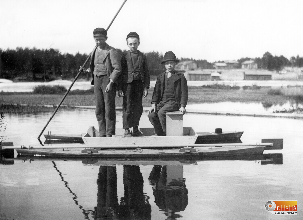 Från Föltjärn omkring 1895-98. Gossen som sitter är Lars Larsson från Österstuga.