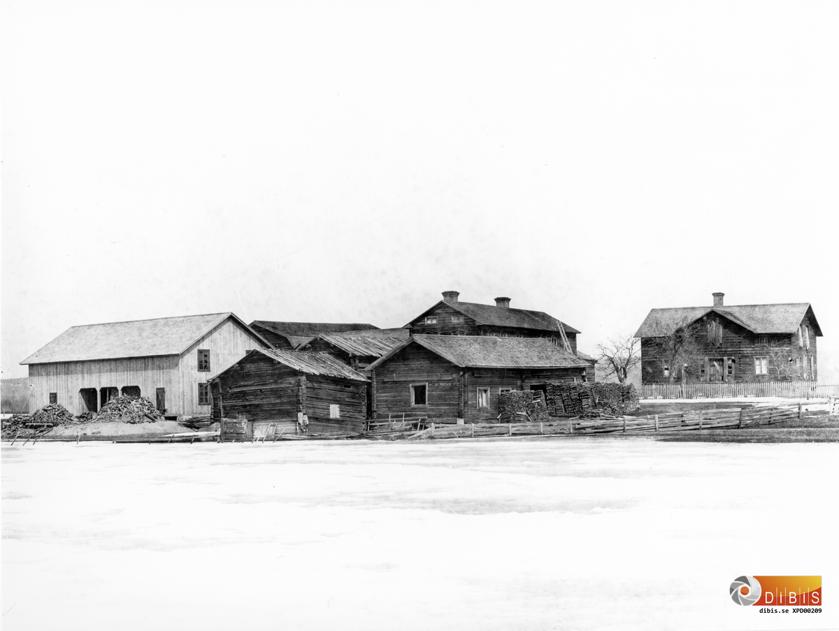 "Bortegården" i Östra Höle. Bilden tagen från Innebytjärn omkring 1906.