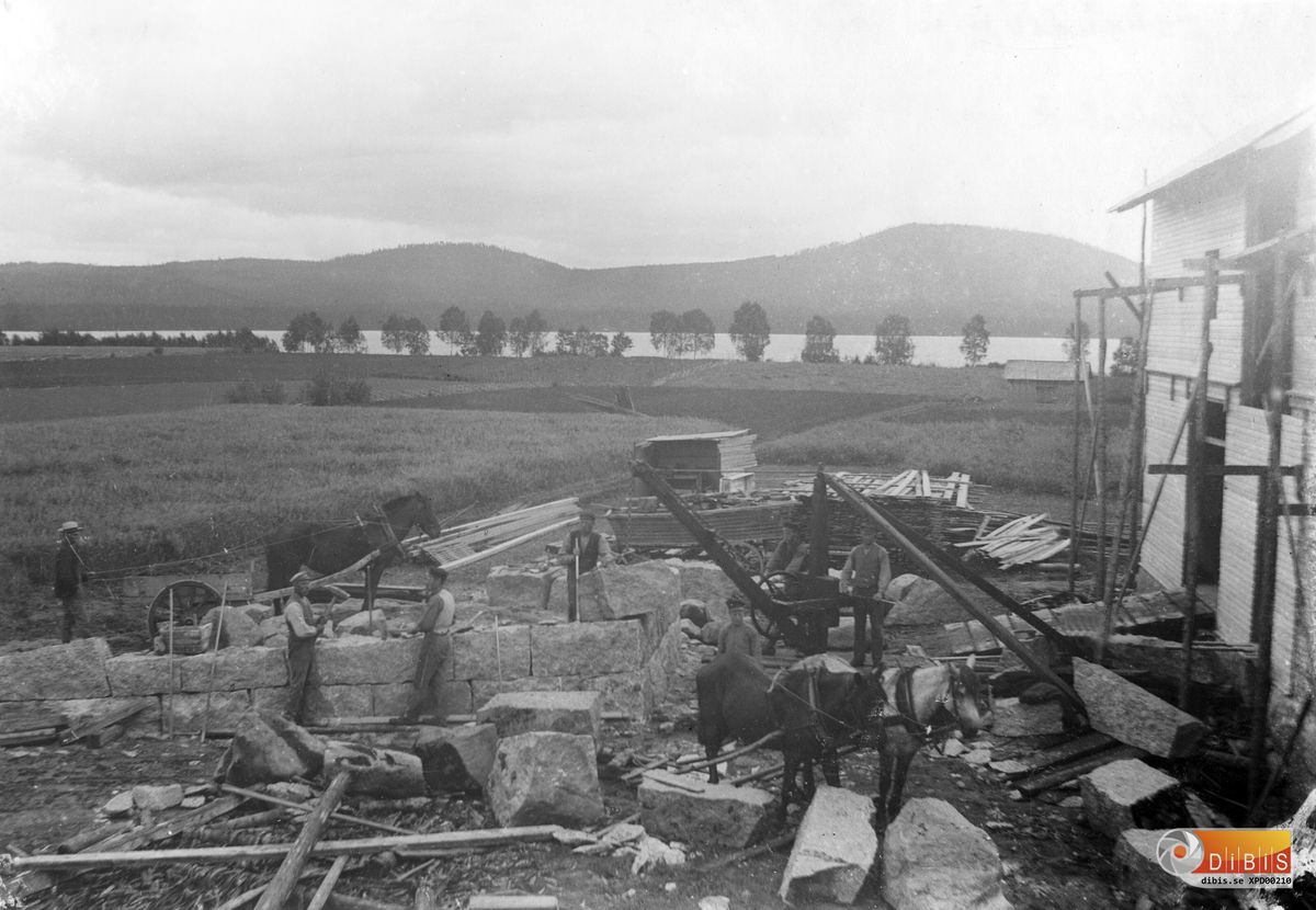 En bild från ladugårdsbygget vid Bortegårn i Östra Höle 1910.
Här är det stenfoten till uppkörsbron på västra sidan av ladugården som sättes upp.