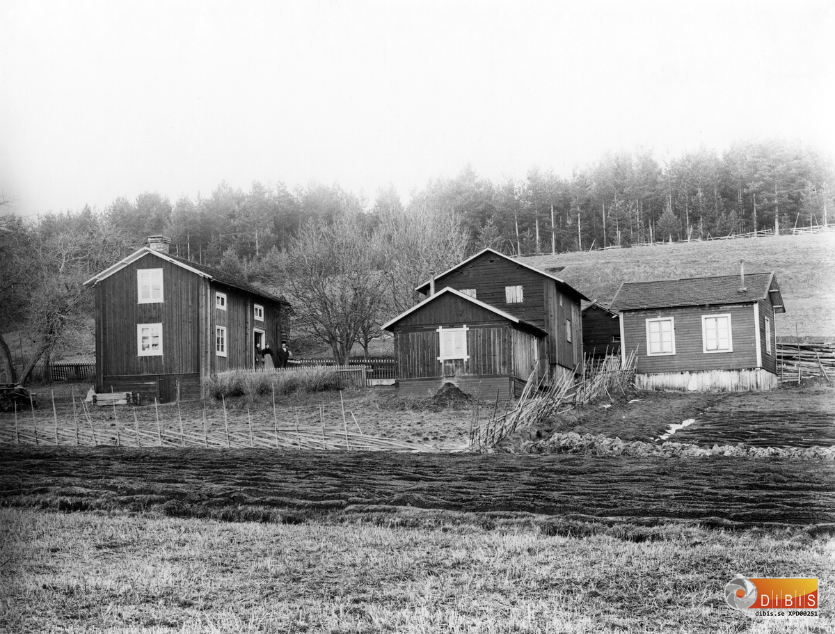 "Norgrens" gård i Löten, med hästhagsberget bakom.
Olov Norgren var målare och snickare, verkstaden till höger.
Efter Norgrens död bodde här soldaten Olof Vall och gården kallades för "Valls".