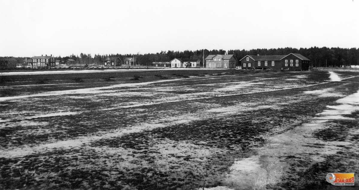Glösbo by omkring sekelskiftet 1900.
Från vänster ser man Jonses, Lindgrens, Per Bengtssons och Anders-Jons.
(Se även bild XPD 00308).