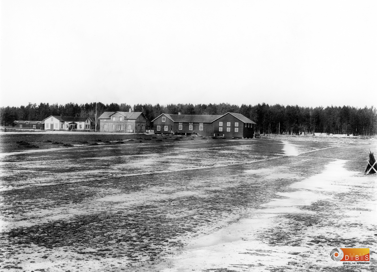 Glösbo omkring sekelskiftet 1900.
Till vänster ser man Per Bengtssons lanthandel och gården mitt i bilden är "Anders-Jons".
(Se även bild XPD 00307).