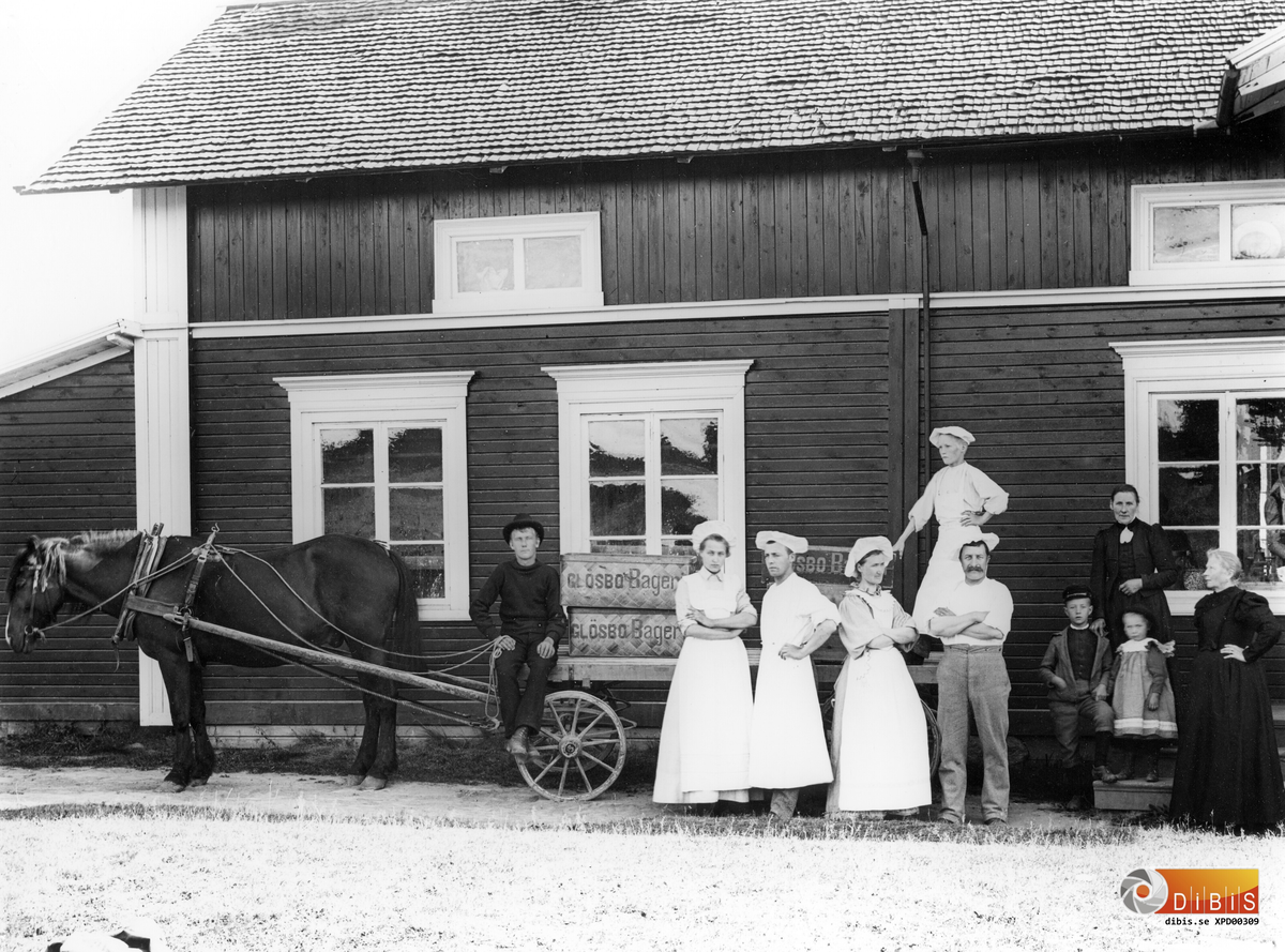 Glösbo Bageri låg på norra sidan om landsvägen mittemot Gästvivars.
Han som håller i tömmarna är Lars Jonsson från Utegården i Glösbo.
Bilden är tagen omkring 1900.
(Se även bild XPD 00310).