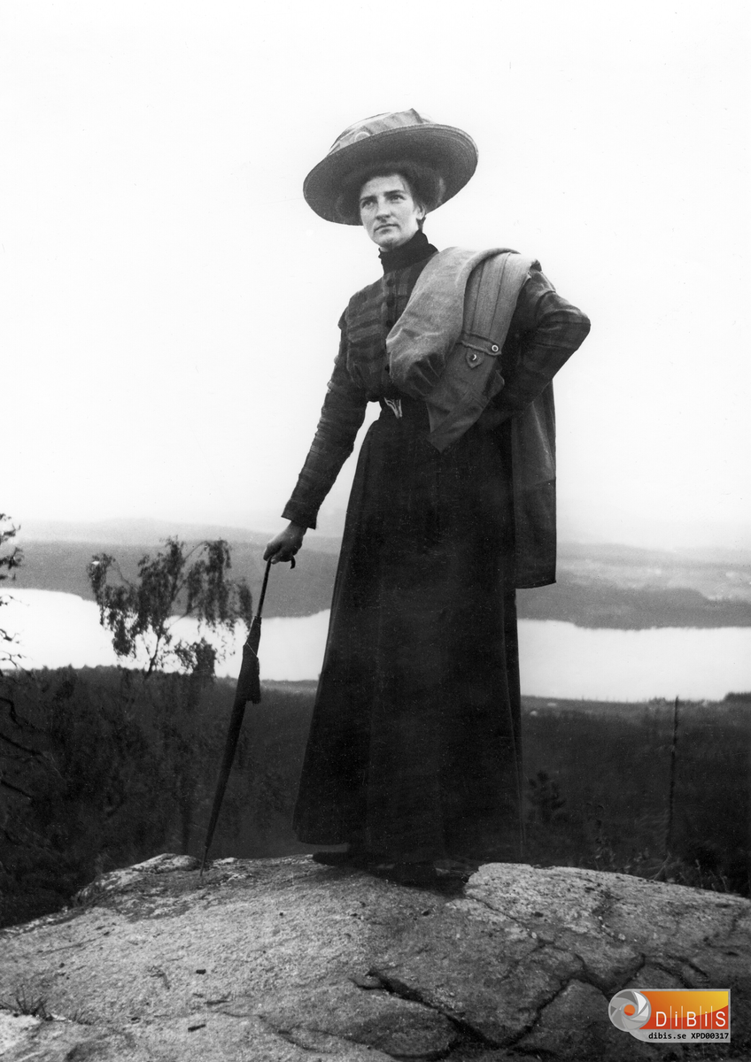 Inga Eriksson, Jonanders i Östra Höle.
Dotter till Erik Andersson och Ingrid Ersdotter, född 9/9 1886. Död 13/10 1944.
Gift med Gustav Roos Glösbo 1911.