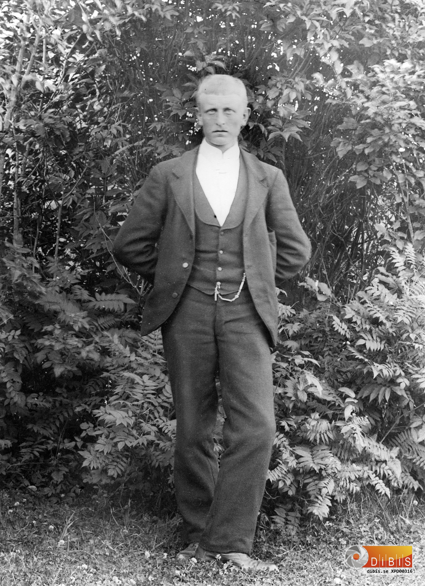 Anders Eriksson, Jonanders i Östra Höle, son till Erik Andersson och Ingrid Ersdotter, född 1/5 1884 och gift med Kristina Bengtsson, Österböle nr 1. Död 1/4 1965.
Jonanders har fastighetsnummer Höle nr 9.