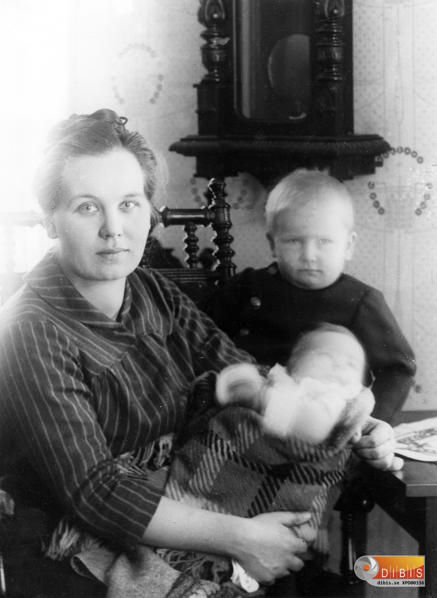 Kristina Eriksson, född Bengtsson i Österböle. Gift med Anders Eriksson, "Jonanders" i Östra Höle och bondmora där.
Här med sönerna Per Ture född 1912 och i knät Knut född 1915.
