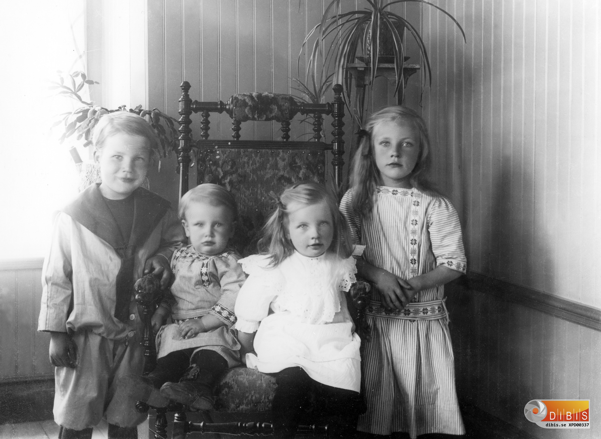 "Jonanders" i Östra Höle. Kristina och Anders Erikssons barn.
Från vänster: Erik, Per Ture, Inez och Ingegärd.