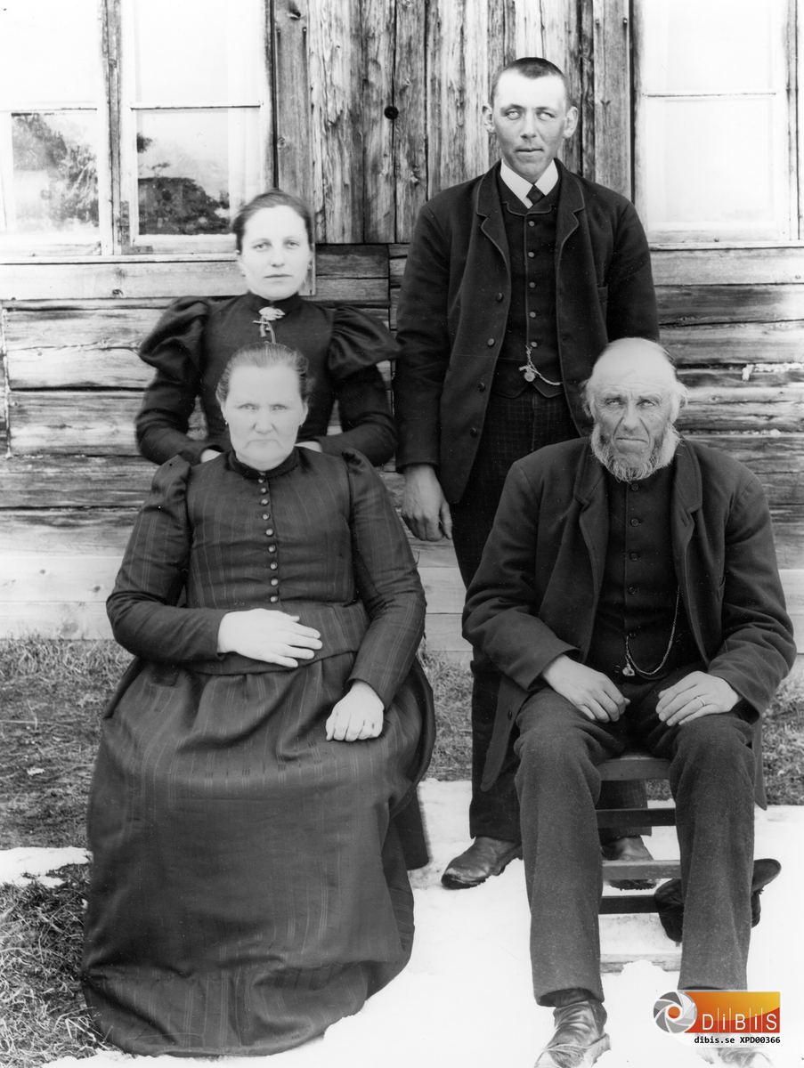 Gruppbild från "Ollas", Höle nr 10, i Östra Höle.
Sittande: Anna Mickelsson, född 20/9 1838, död 1904, dotter till Mickel Jonssson på Prästbordet.
Olof Olsson, född 1838, död 1924, som till Olof Olofsson och Helena Larsdotter i Ollas.
Stående: Ingrid Johansdotter, född 233 1873 och dotter till Johan Erson i Höle nr 16. Mickel Olsson, född 12/5 1871 och son till Olov Olsson och Anna Mickelsson.
Bilden är tagen våren 1898.