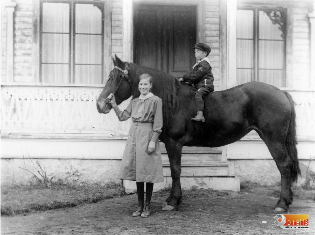 Nordanbäck omkring 1913-14 Nanny Eriksson, gift Hallkvist. På hästen sitter Erik och Betty Nordenbäcks pojke Olle.