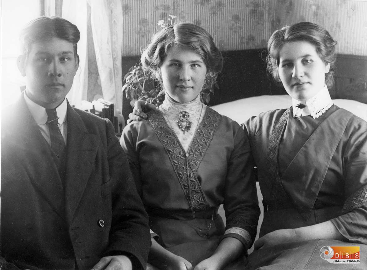 "Åtegården" i Västerby. Lars Jonsson och Kerstin Larsdotters barn.
Johan Larsson f. 6/3 1893, död ung.
Anna Larsson f. 28/12 1896, g.m. Nils Nilsson, Svedja nr 1, De var bondefolk på Västerby nr 1 "Åtegården".
Julia Larsson f, 8/8 1890, g.m. Olof Bodin och boende i granngården Bodins och senare i ny gård i grannskapet.