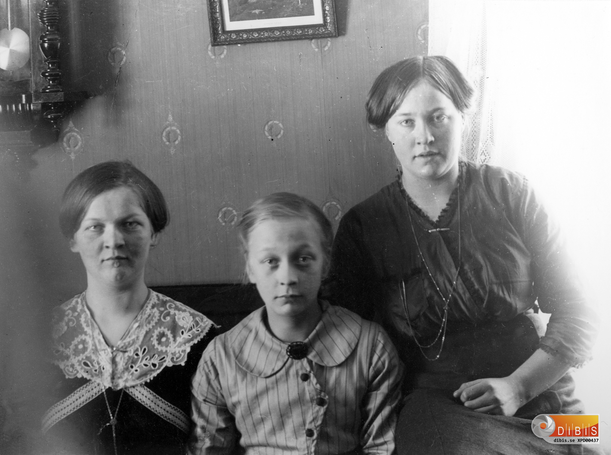 Tre systrar från "Jonjöns" i Östra Höle, döttrar till Olov Olsson och Elisabet Jansson.
Från vänster:
Karin f. 4/3 1895, ogift. Marta f.7/5 1901, gift med Per Mickelsson i "Ollas" Höle 10. Anna f. 7/9 1897, gift med muraren Olov Roos i Västra Höle.