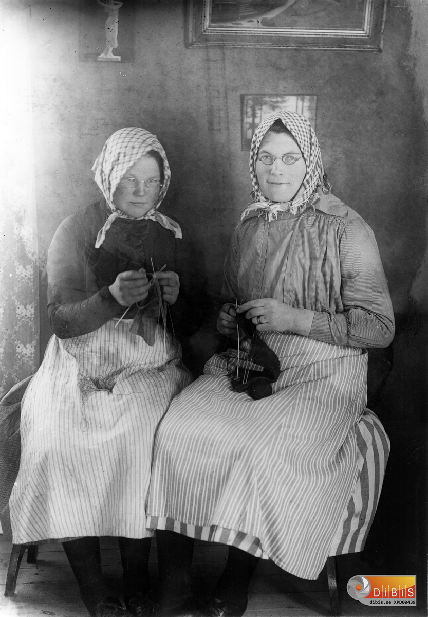 T.v: Emma Jonsson från "Jonssons oppe Dalskog" t.h: Maria Hansson g. Persson f. 1892 i Växbo. Gift med Johan Persson i Östra Höle 16, "Gummens".