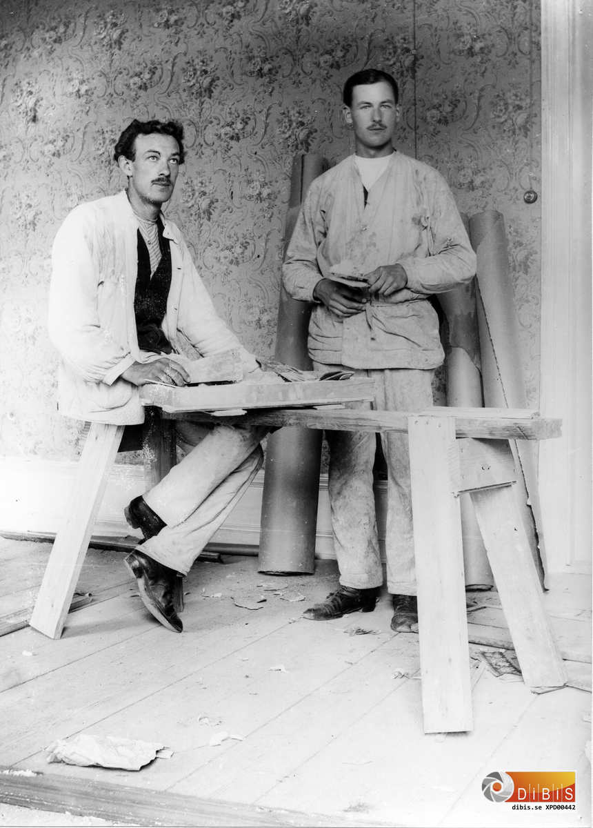 T.v. Anders Leonard Bellander, f. 31/3 1889, son till Bengt Andersson Bellander och Anna Charlotta Sätterström i Glösbo 7.
T.h. Johan Olsson, f. 18/11 1888 son till Olof Olsson och Sara Jönsdotter i Kyrkleds, Östra Höle. Gift med Bricken Larsson från Fänrikens, lämnade målaryrket och blev bonde i Höle 14, Östergården i Nordanhöle.