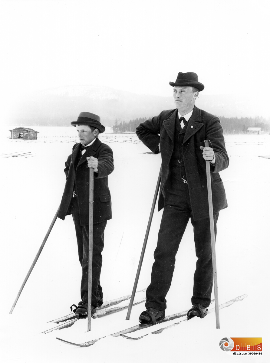 Anders Eriksson f. 1884 Höle nr 9 och Olle Persson "Sme-Olle" från Smens i Björktomta. Bilden är tagen omkring sekelskiftet 1900 vid Smelinds med åkrarna Hölesjön och Höleklack i bakgrunden.