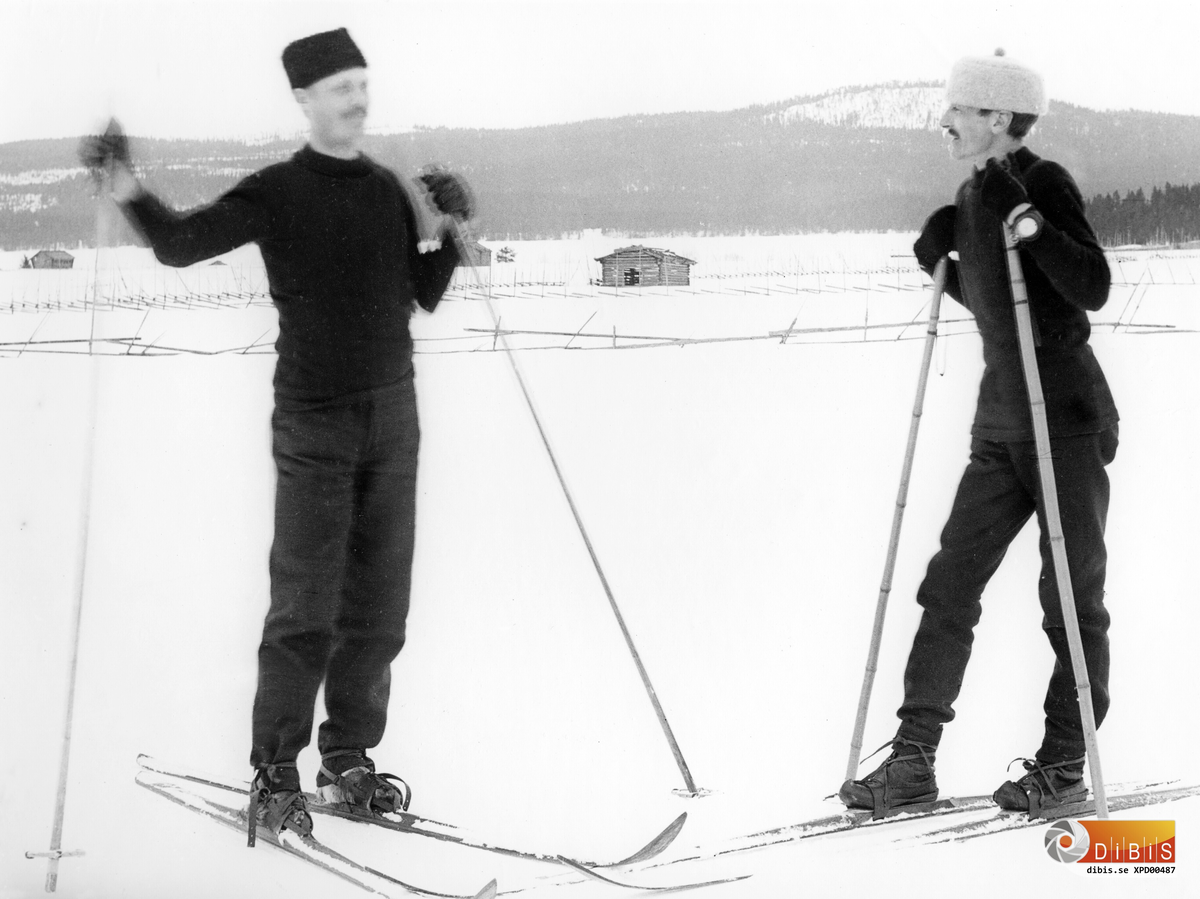 Fotografens anteckningar: "Mars 1898. Skidlöparen Erik Stertzell".
Bilden tagen vid Smelinds med Höljesjön och Höleklack i bakgrunden.
Per Jonathan Stertzell t.v.