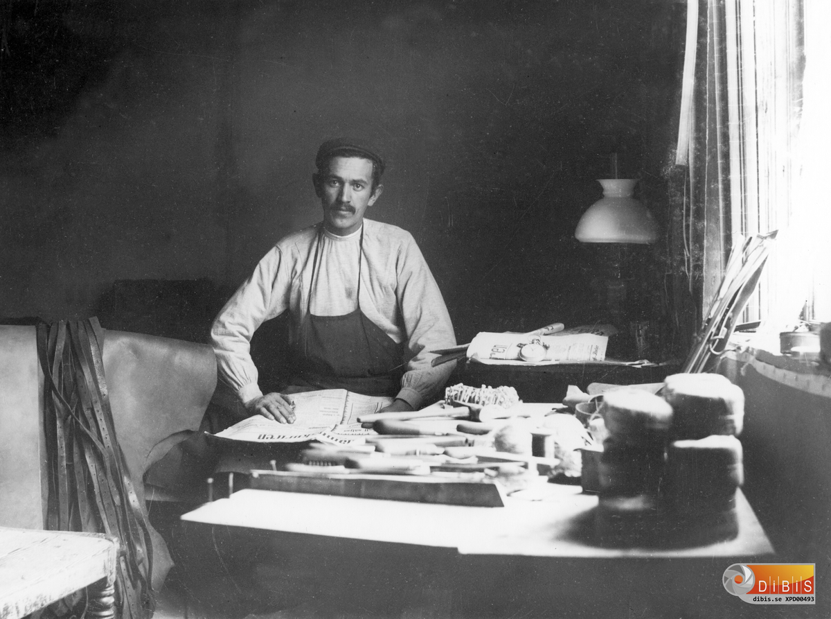 Skomakaren Johan Roos "Roos-Johan" kallad i Glösbo. Han hade sin bostad och skomakeri mellan Trönövägen och Glösbohemmet. (se även nr 491).
