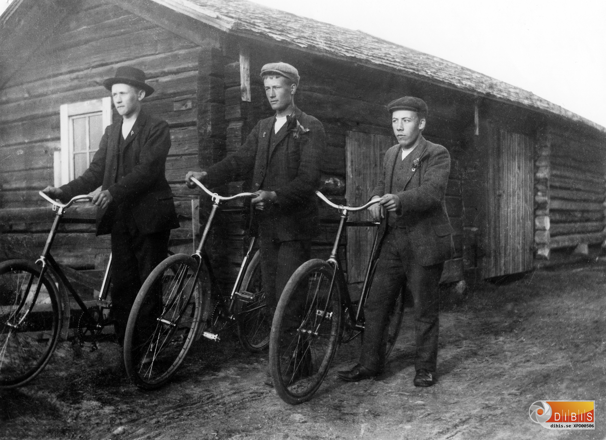 Tre unga män med sina velocipeder, vid Smelinds lada.
Fr. vänster:
1. Jonas Larsson, Österstugan, Östra Höle, f: 1892 28/9. Han emigrerade till USA och blev kvar där.
2. Per Persson Backan Östra Höle f: 1892.
3. Per Olov Larsson, "Högkvists" Östra Höle
f: 8/11 1889, målarmästare och bosatt vid Tjyvsten i Rengsjö.