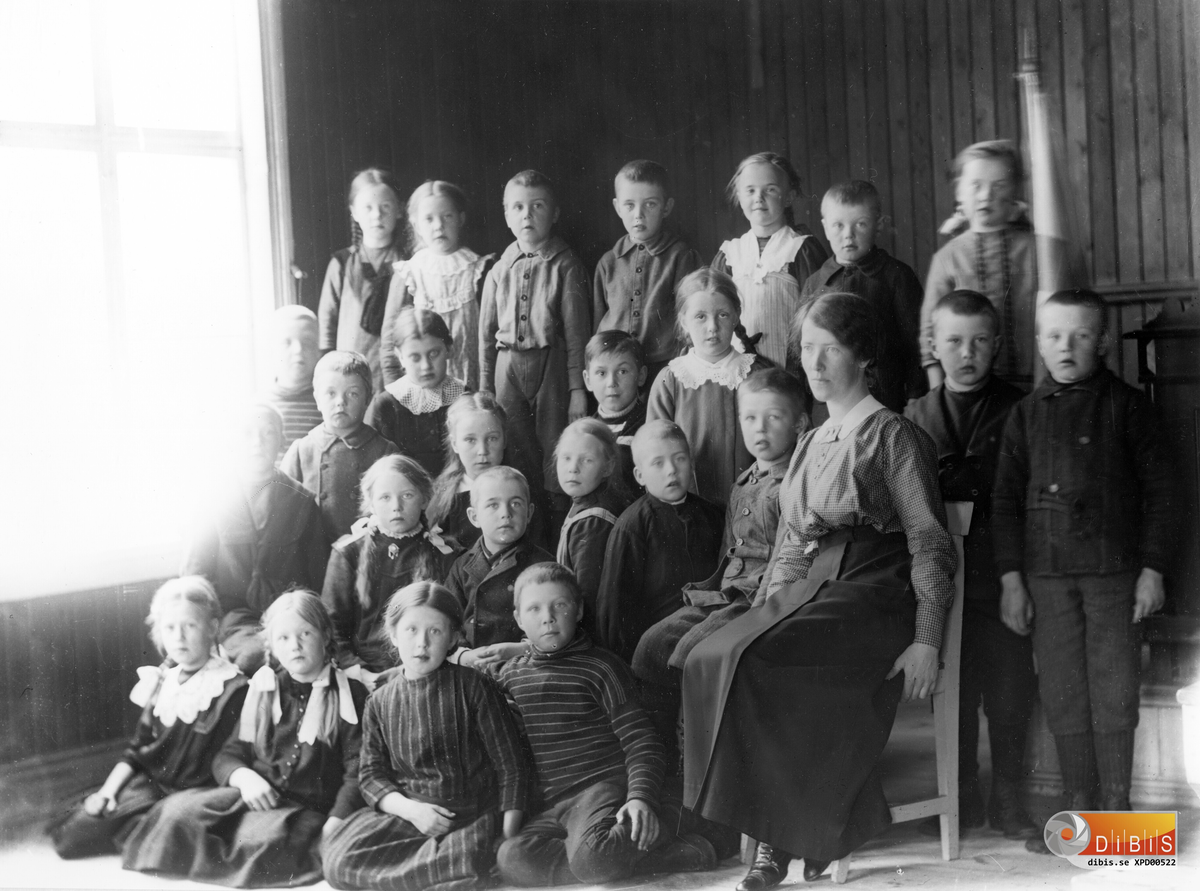 Höle småskola 1913. Lärarinna är Brita Tidén ( se nr 453). Namnuppgifter på barnen finns till bild nr. 521.
