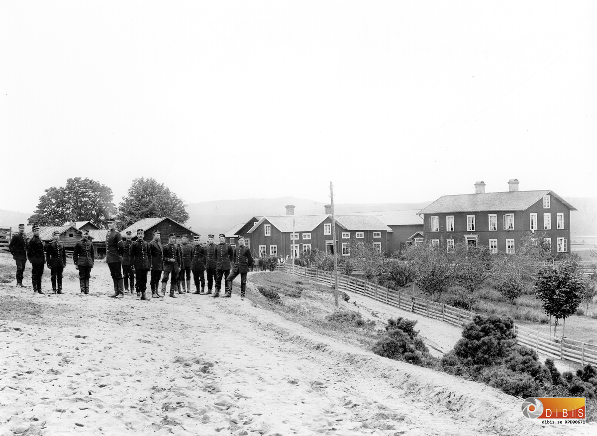 Fältmanöver 1898. 15 Knektar har samlats för fotografering (kan möjligen vara Rengsjöknektar?). Jonanders i Östra Höle i bakgrunden.
