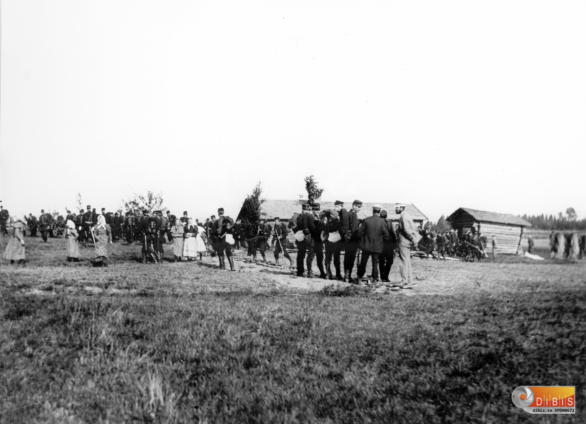 Fältmanöver 1898. Bilden är från "skjutfältet" vid Lapphagarna med Backens lador, där Kristina Eriksson var med och räknade kulhål efteråt. (se texten på bilden nr 667.)