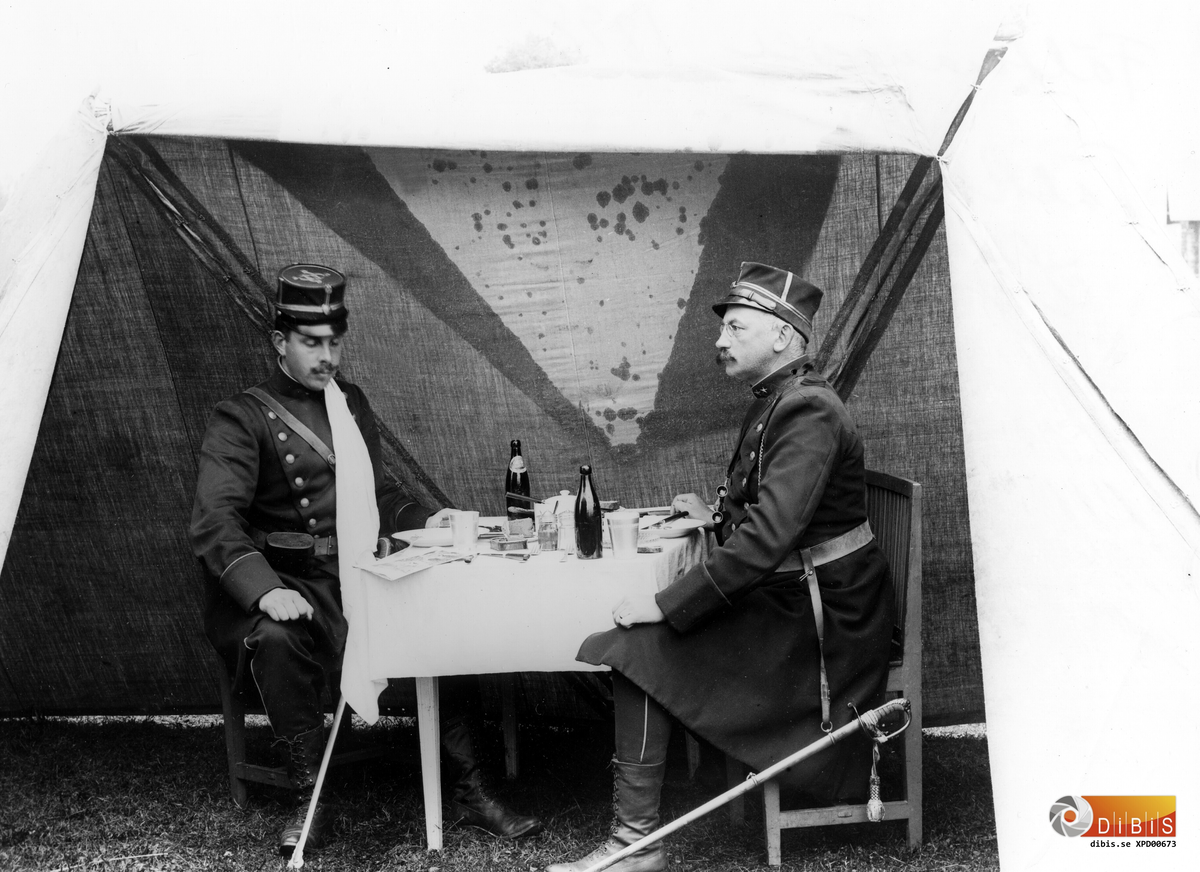 "Fältmanöver 1898,
Tältet hos oss, Löjtnanterna" har fotografen skrivit på omslaget till glasplåten. Tältet var alltså uppsatt hos Per Linds gård "Smelinds" i Östra Höle. se även nr 674,675,1629.