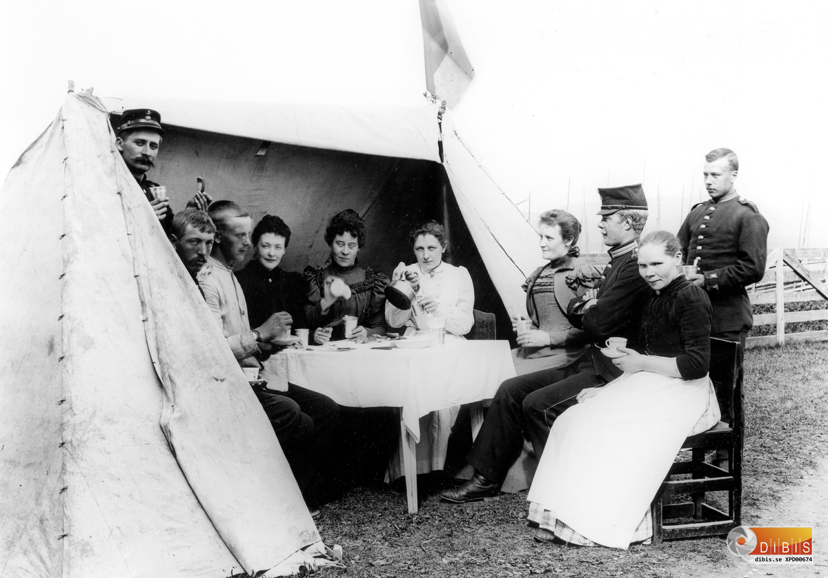 "Fältmanöver 1898 tältet på vår gård" enligt fotografen. se även nr 673-675-1629.