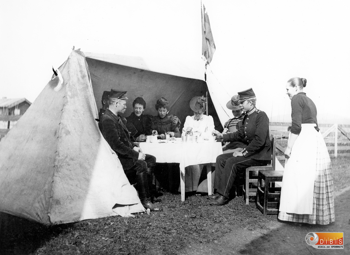 Tältet på fotografen Per Linds gårdsplan, Fältmanövern 1898.
se även nr 673 och 674, 1629.