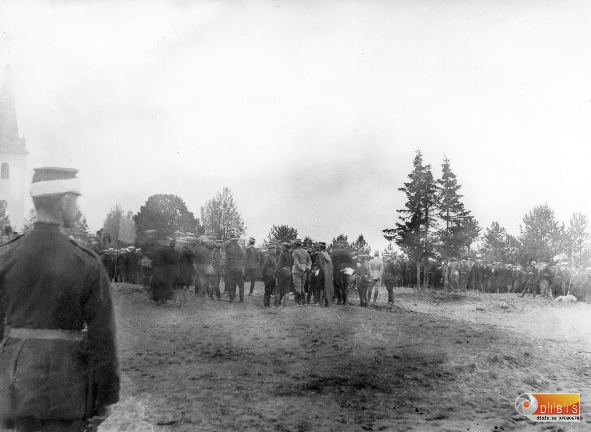 Fältmanöver 1898. Samling vid Mo kyrka.
Observera alla civila till höger.