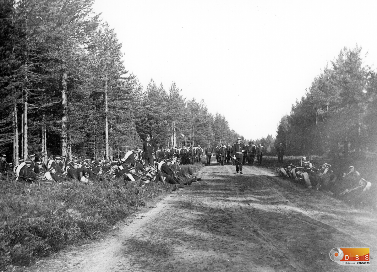 Fältmanöver 1898. Rast  vid väg någonstans.
