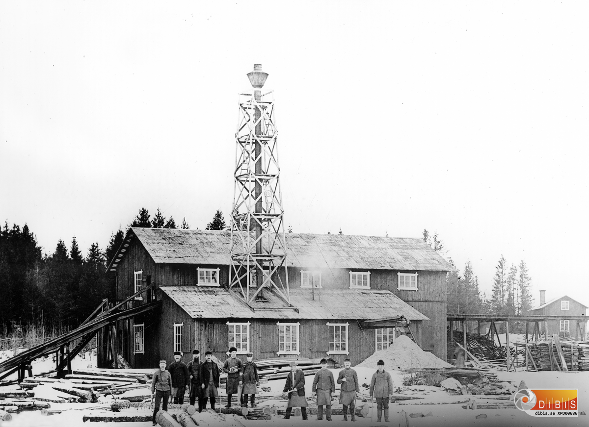 Höle såg på 1890-talet, troligen 1898.
Fr.v:
1. Per Åkerlund, Österböle
2. Jonas Bengtsson, Nordanhöle
3. Erik Roos, Västra Höle
4. Lars Lönn, Svedja
5. Jonas Perssson, Östra Höle
6. Lars Olsson. Östra Höle
7. Jonas Bolund, Västra Höle,
8. ... By (okänt förnamn) från FLästa.
(se även nr 687)