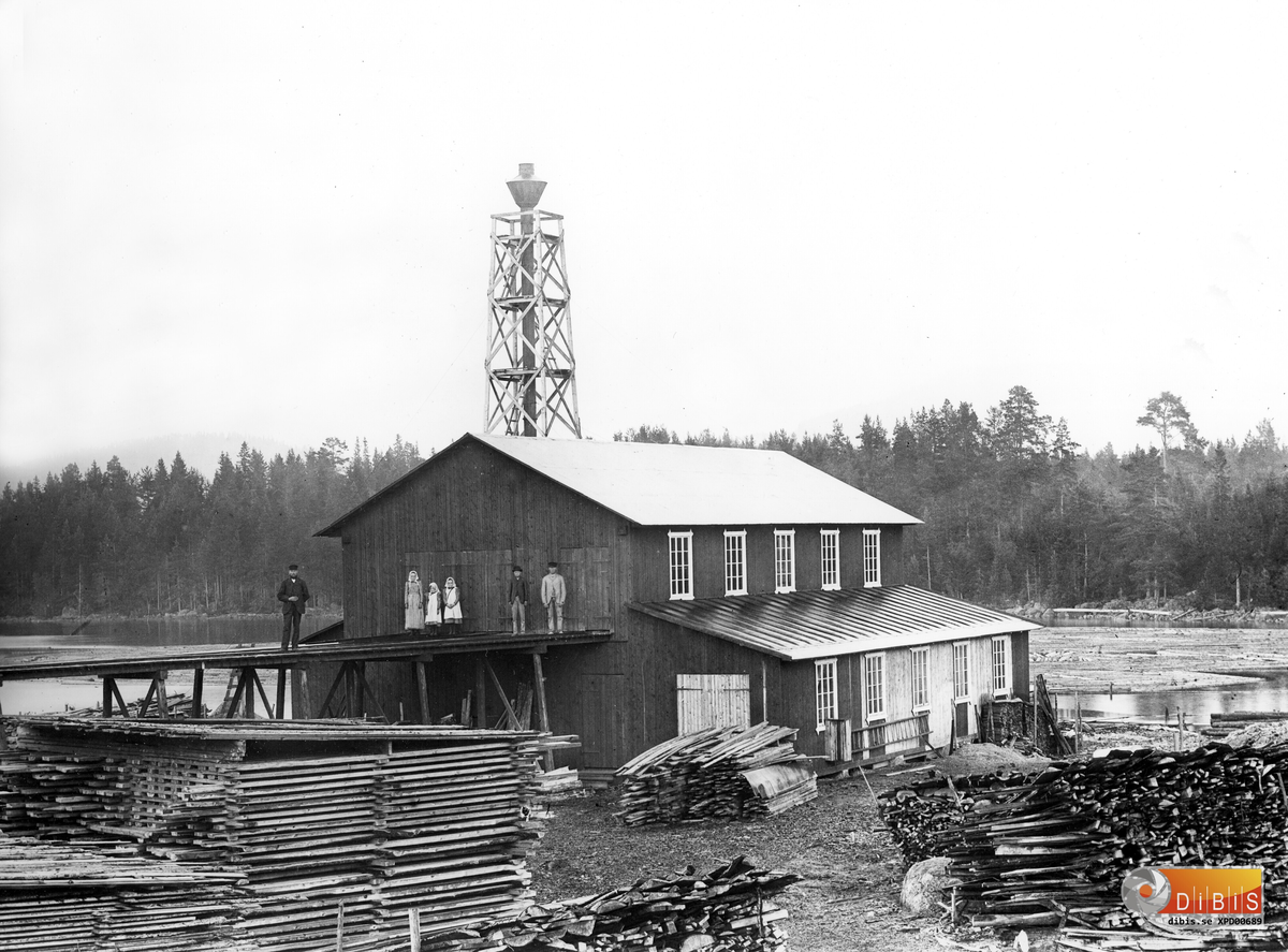 Höle såg omkring 1898. På banan ut till brädgården står Per Lind och hans tre flickor.
