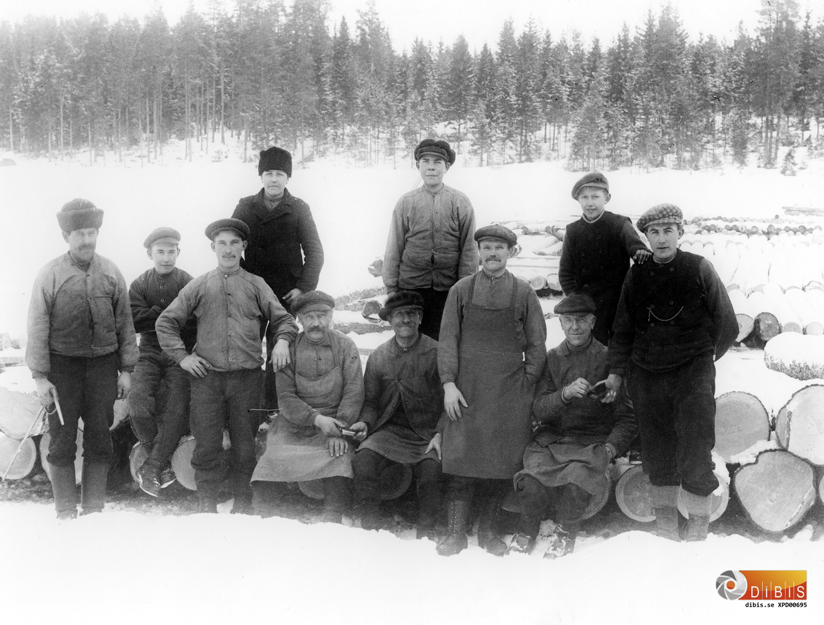 Höle såg, ett arbetslag samlat vid timmerupplaget på isen i sågviken.
Omkring 1920.
Fr.v:
1. Per Olov Nordkvist, "Glans-Per Olov",
2. Gustav Olsson, Remans Västra Höle,
3. Jonas Nyberg, Västra Höle,
4. Albert Frisk, Östra Höle
5. Anders Östberg, Östra Höle,
6. Lars Olssson Östra Höle,
7. Bengt Nordkvist, Västra Höle
8. Holger Vestberg, Västra Höle
9. Lars Larsson, Östra Höle.
10.

?, Glans Bengt , Norsnäs Erik
Främre raden: Redmans Per-Olov, Gustav ?, Johan Nyberg, Stenbergs Pelle, ?, Jonas Jonsson Dalskog, Snäll Jöns, Kyrkleds Lars d.ä.