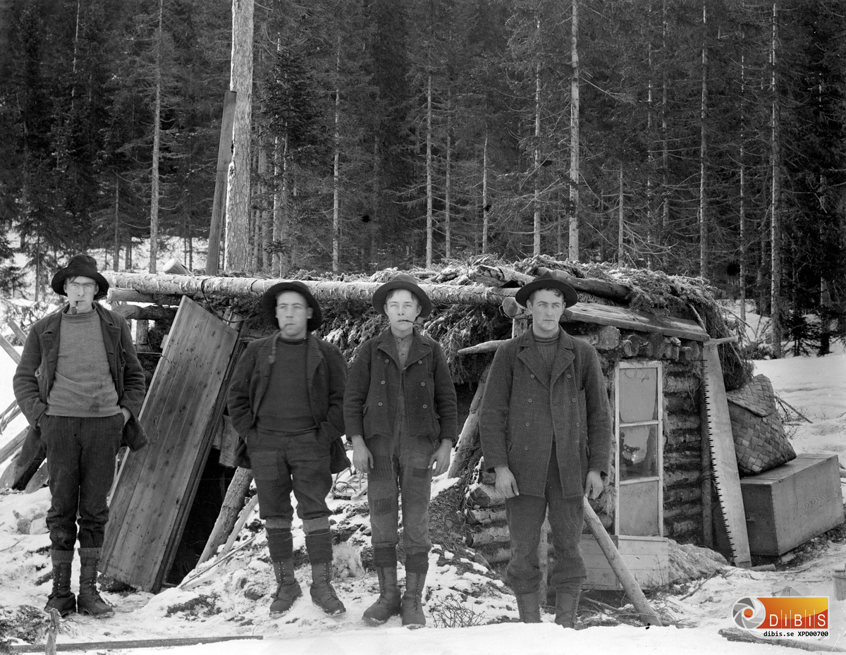 Skogshuggarkojan vid Örtjärn, omkring 1920.