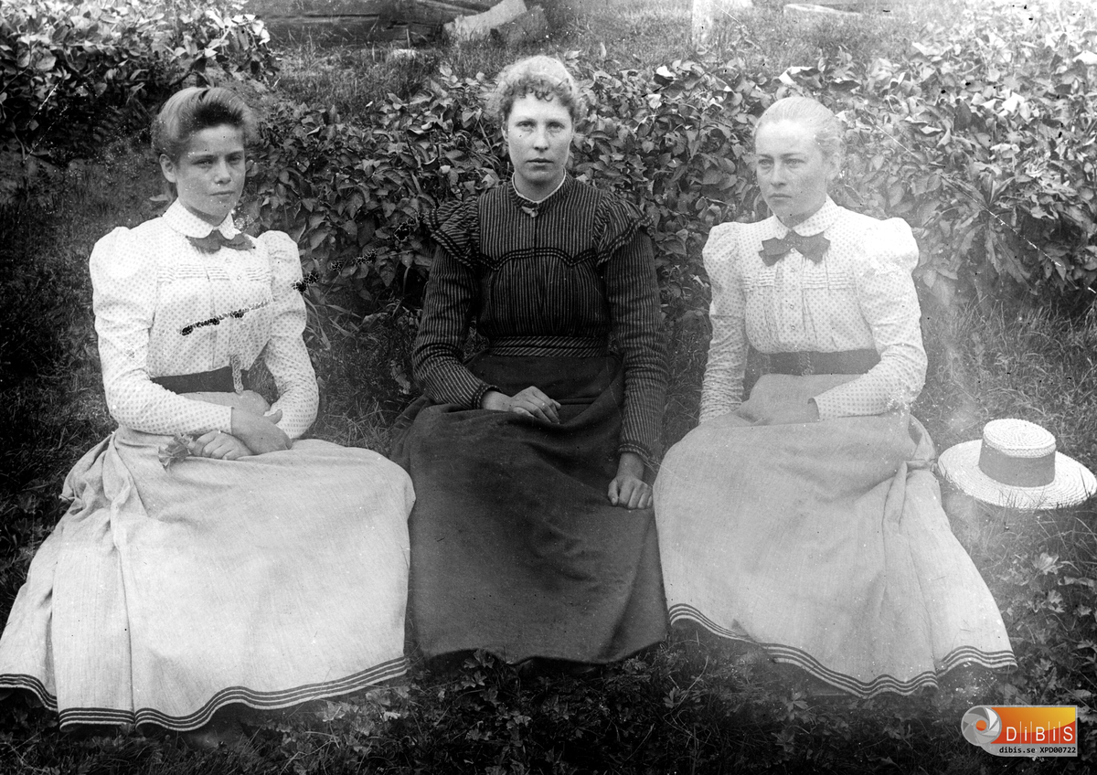 Tre flickor i det gröna. I mitten sitter Marta Törnkvist från Tannåsen, född 1878-02-11, död 1912.