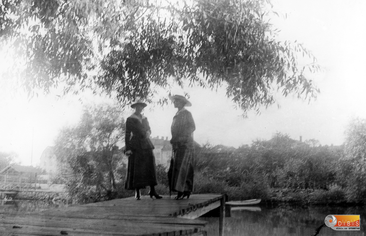 1897 . Två kvinnor på en brygga . Inga och Anna i Sörbo, enl. anteckningar.