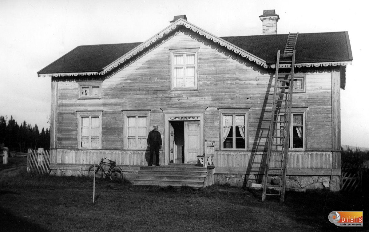 Okänd gård med vacker snickarglädje efter takkanten.